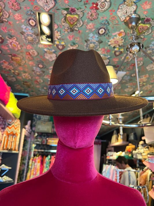 Love & roses cappello cioccolato con motivo jacquard geometrico