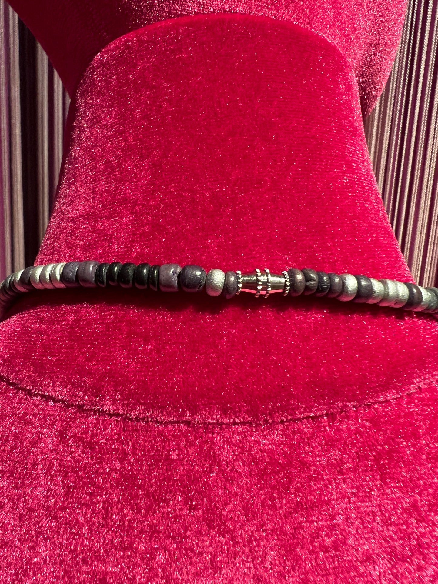 Collana pendente tartaruga ,elementi in madreperla e perline taupe beige e grigie