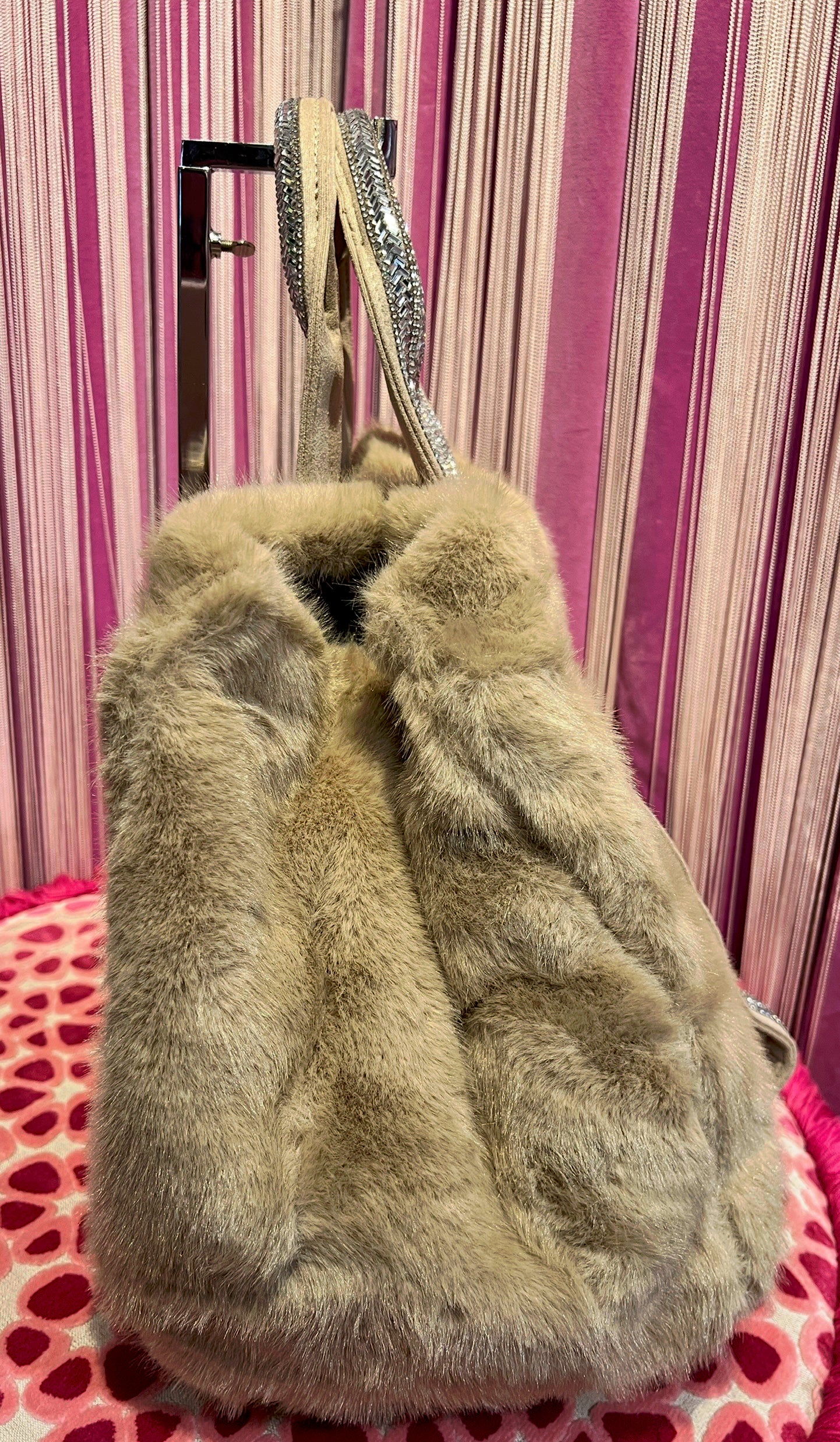 Borsa ecopelliccia beige due manici con Swarovski e pochette