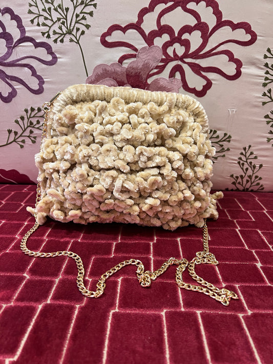 Love & roses clutch con tracollina dorata in ciniglia crema