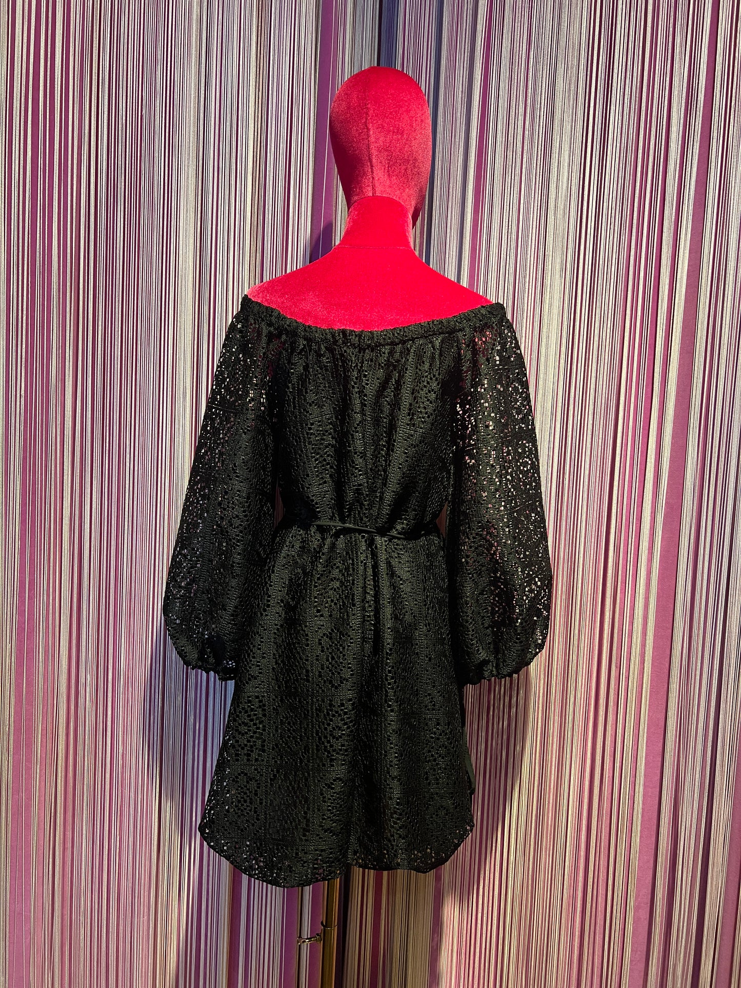 Mon amour Paris abito in pizzo nero scollo Bardot con cinta in vita