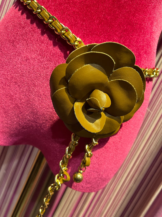 Cintura /collana con camelia cuoio ecopelle con catena oro regolabile