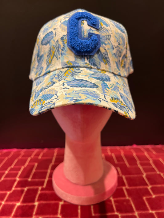 Cappello cotone regolabile con visiera, fantasia foglie blu su fondo bianco, C bluette