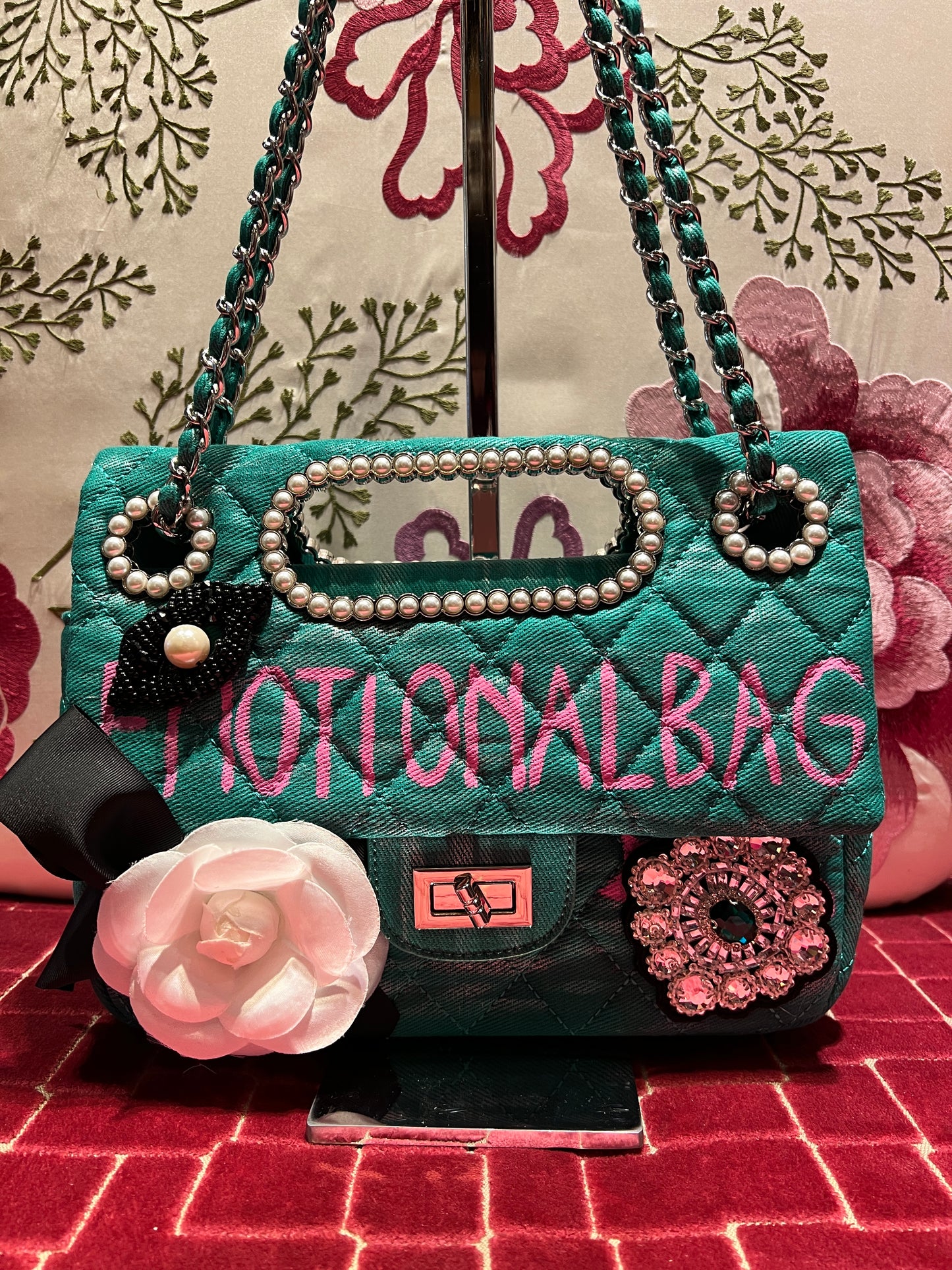 Love & roses borsa tracolla “ camelia bianca “ tessuto verde con applicazioni patch cristalli e perline