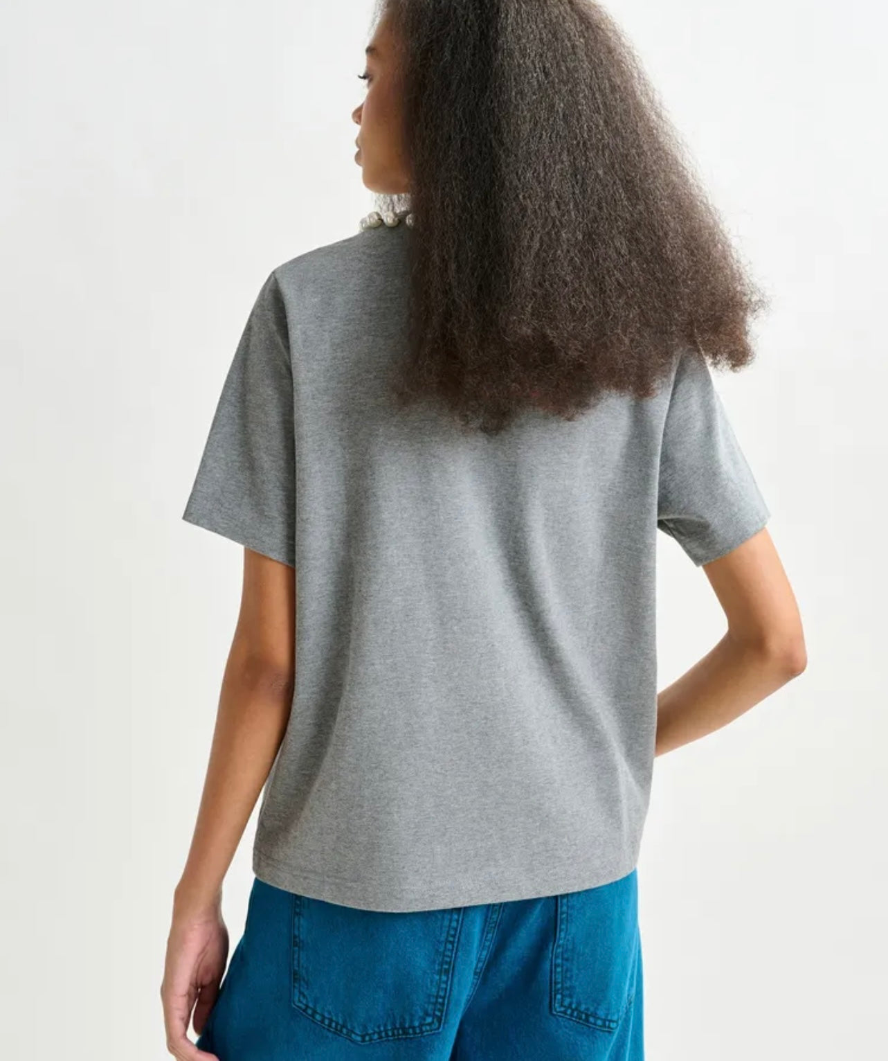 Essentiel antwerp t shirt grigia con stampa “ Huh?” decorazione perle Isos