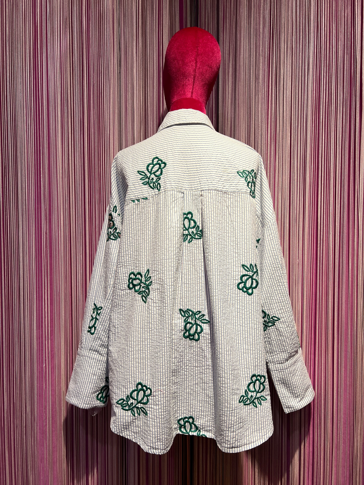 Essentiel antwerp camicia cotone righe celesti su sfondo bianco, decorazioni floreali verdi ricamate e paillettes