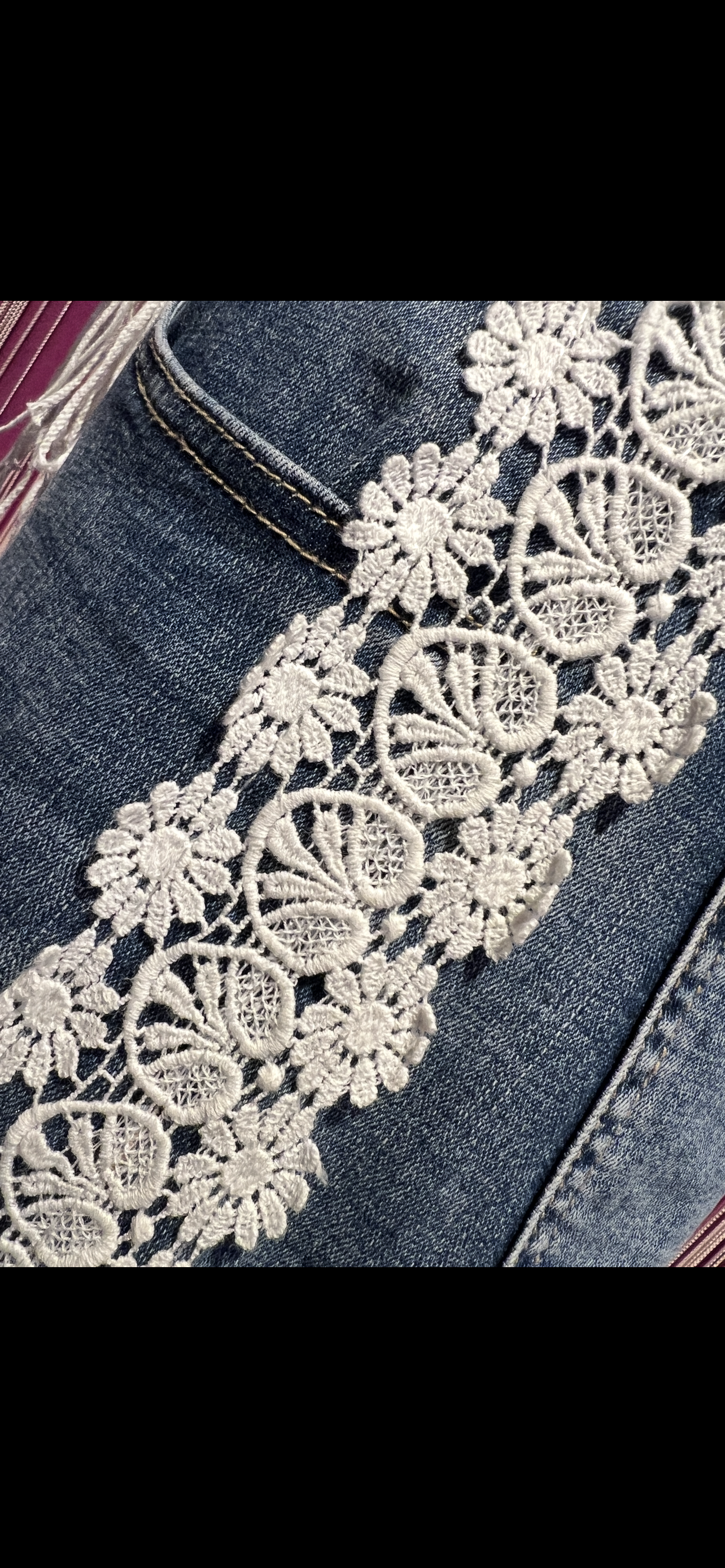 Love & roses bermuda jeans con applicazioni e fusciacca pizzo