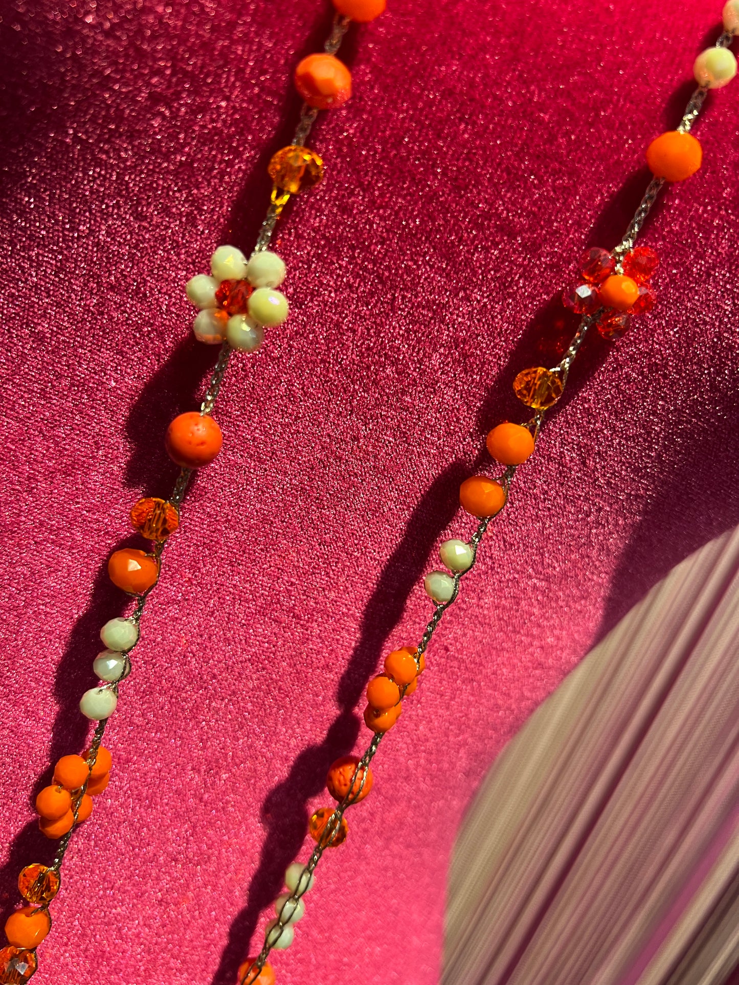 Collana perle vetro arancione/ bianco ghiaccio con filo all’uncinetto