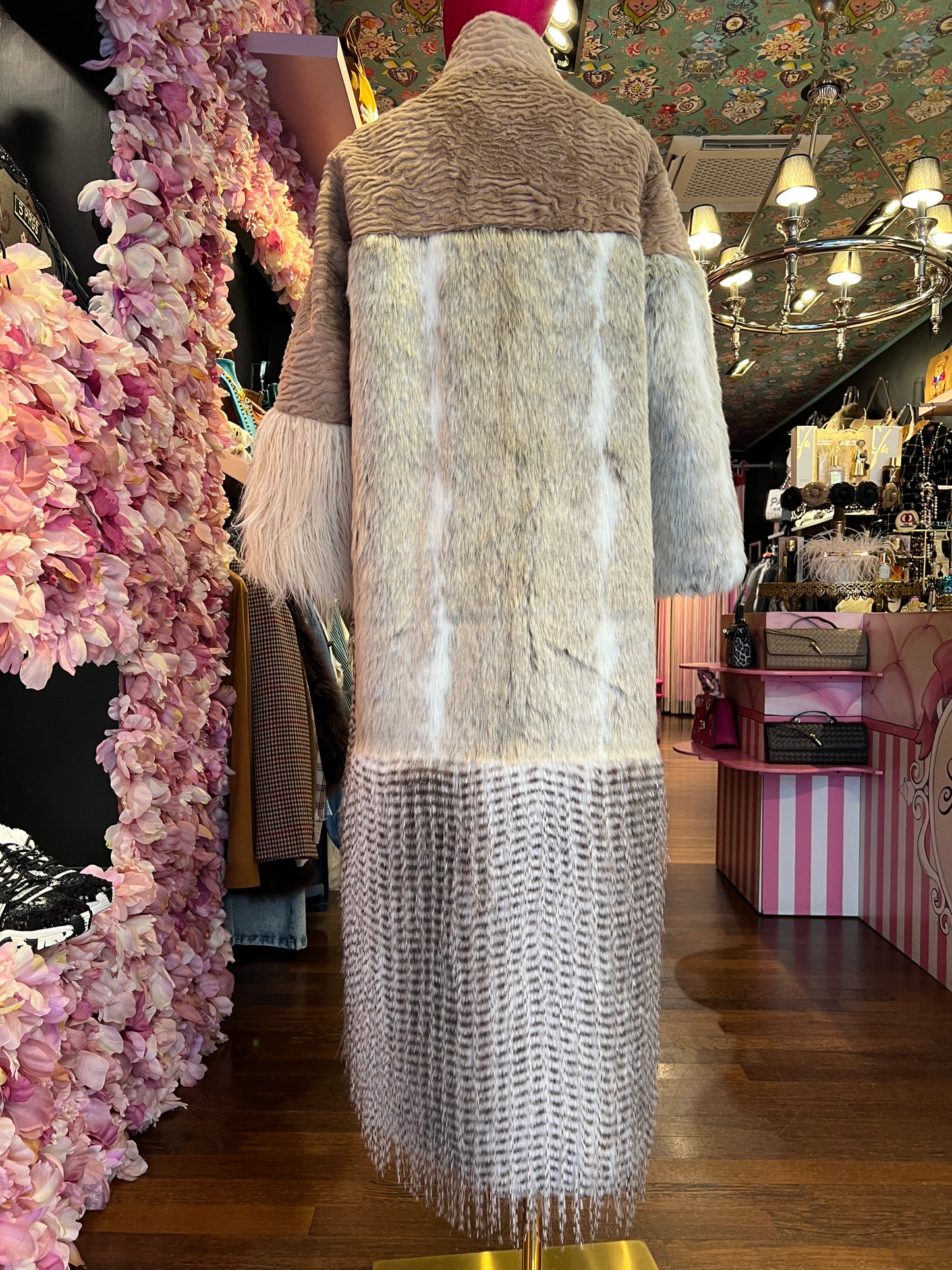 Uncommon cappotto lungo ecopelliccia astrakan beige e panna
