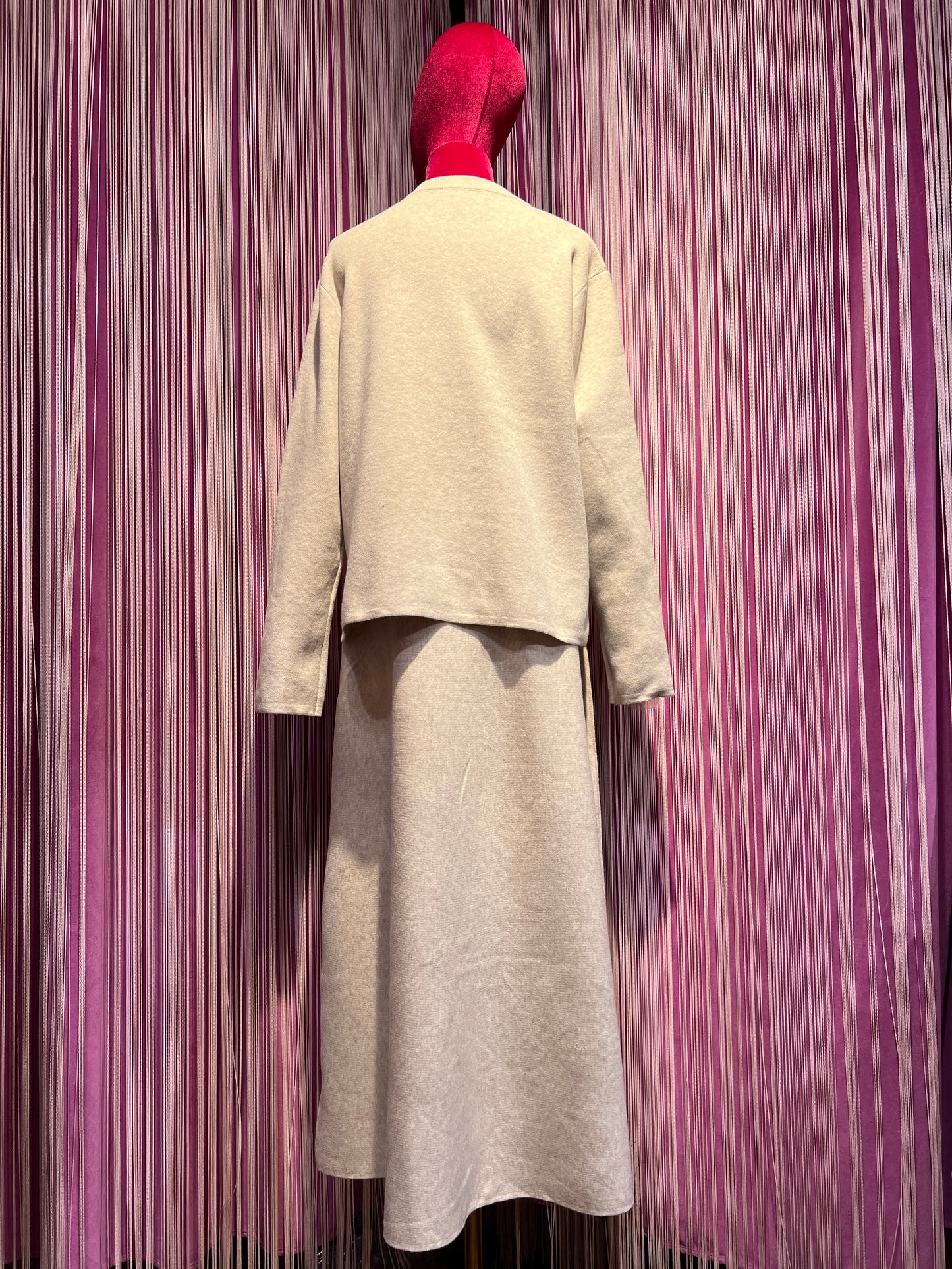 The room completo nocciola beige con decorazioni micro cristalli maglia e gonna lunga svasata con elastico in vita