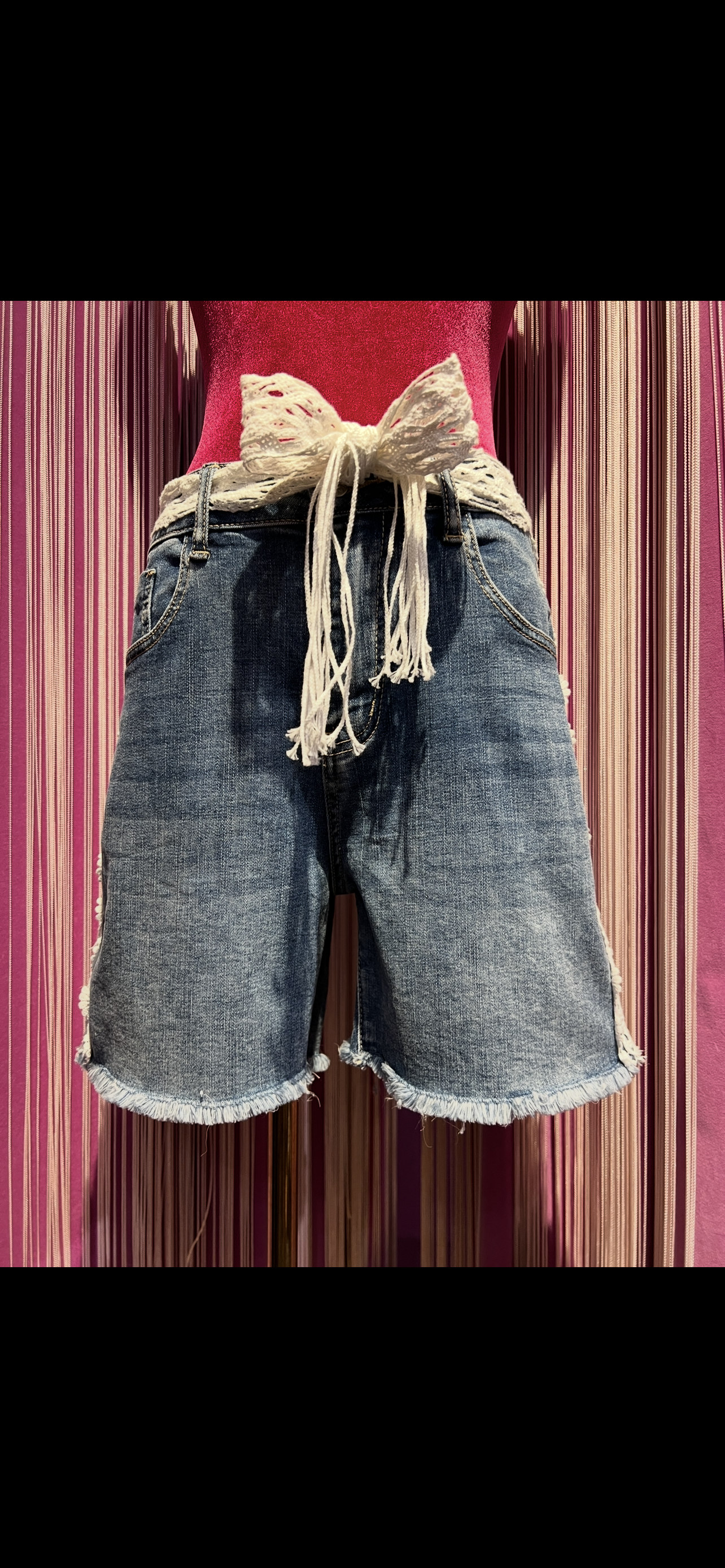 Love & roses bermuda jeans con applicazioni e fusciacca pizzo