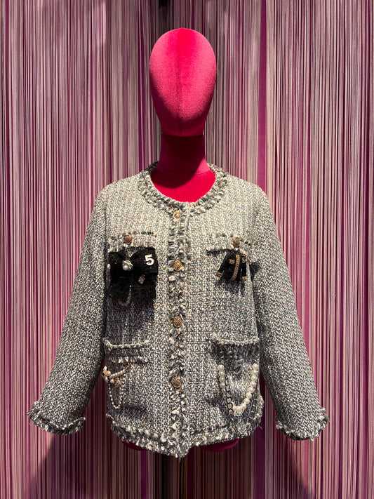 ABpink🩷 giacca in tweed boucle’ grigia e bianca con applicazioni spilla fiocco nero