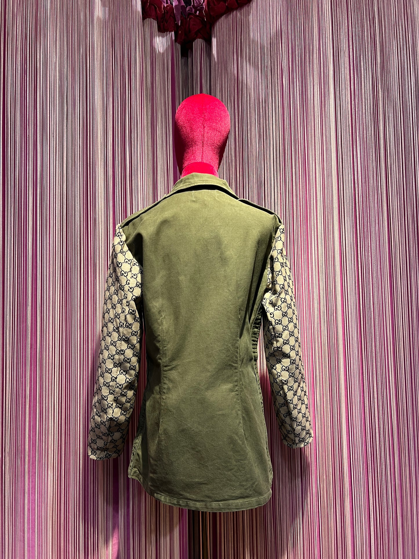 ABpink 🩷 la verdina , giacca militare con patch api perline blu e tessuto GG