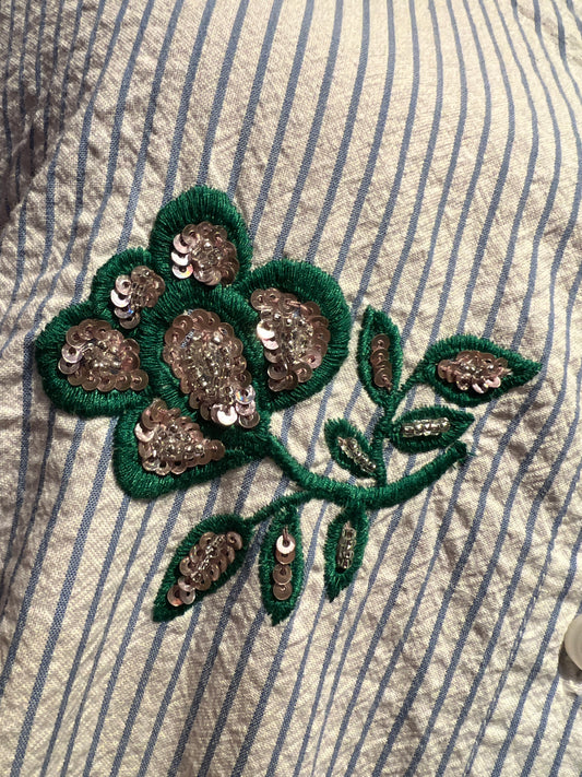 Essentiel antwerp camicia cotone righe celesti su sfondo bianco, decorazioni floreali verdi ricamate e paillettes