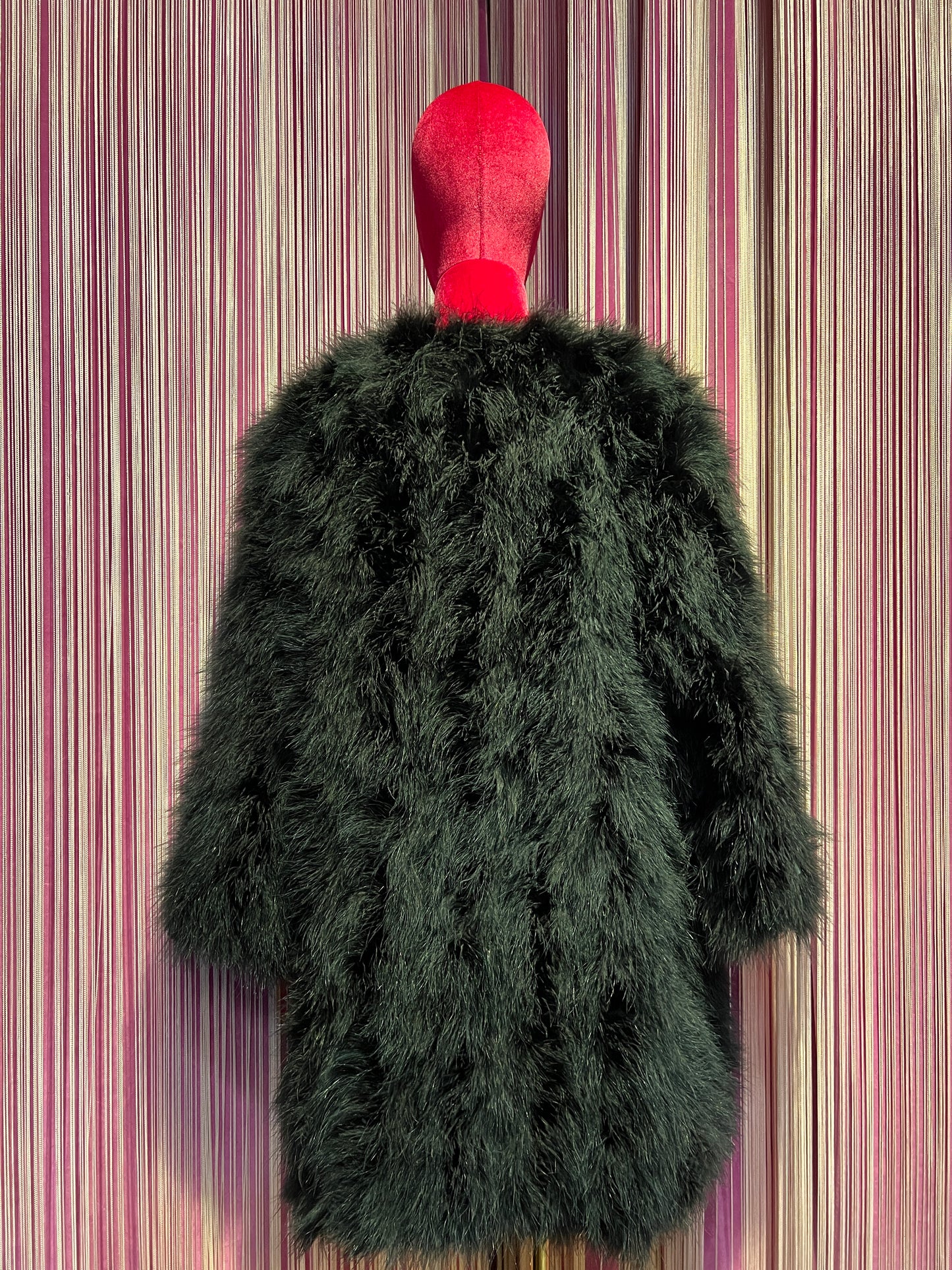 11 Love is glamour cappotto nero piume maniche a 3/4