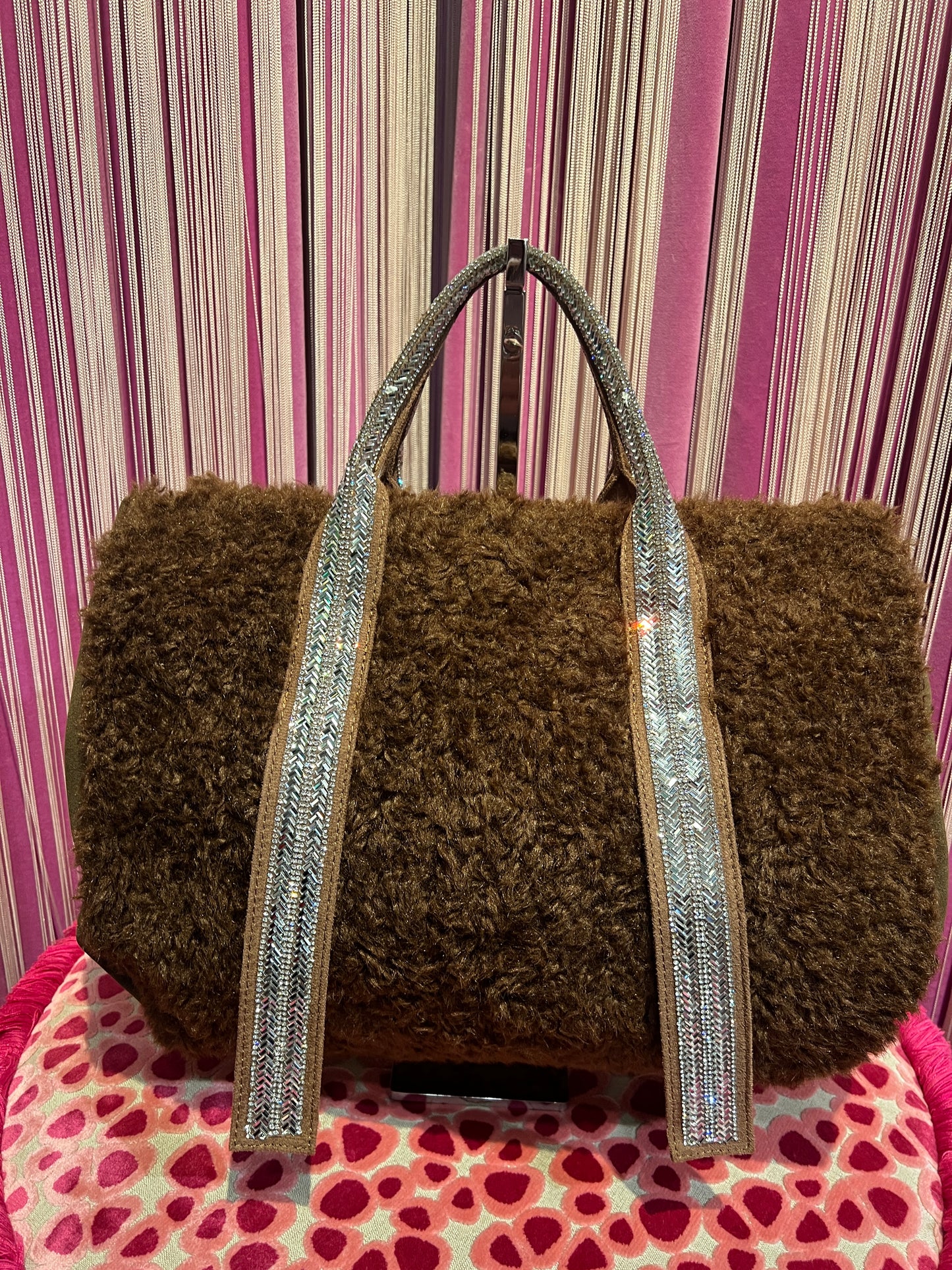 Borsa ecopelliccia astrakan cioccolato due manici Swarovski con tracolla