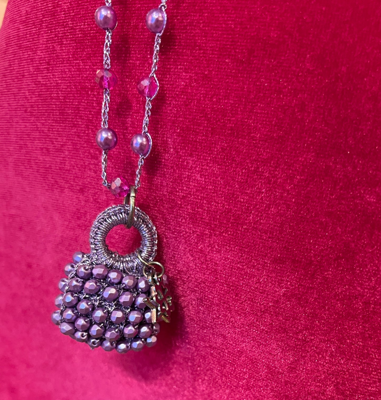 Collana lunga perline e borsetta glicine