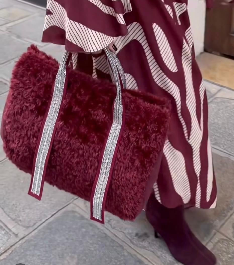 Borsa ecopelliccia astrakan burgundi due manici con Swarovski