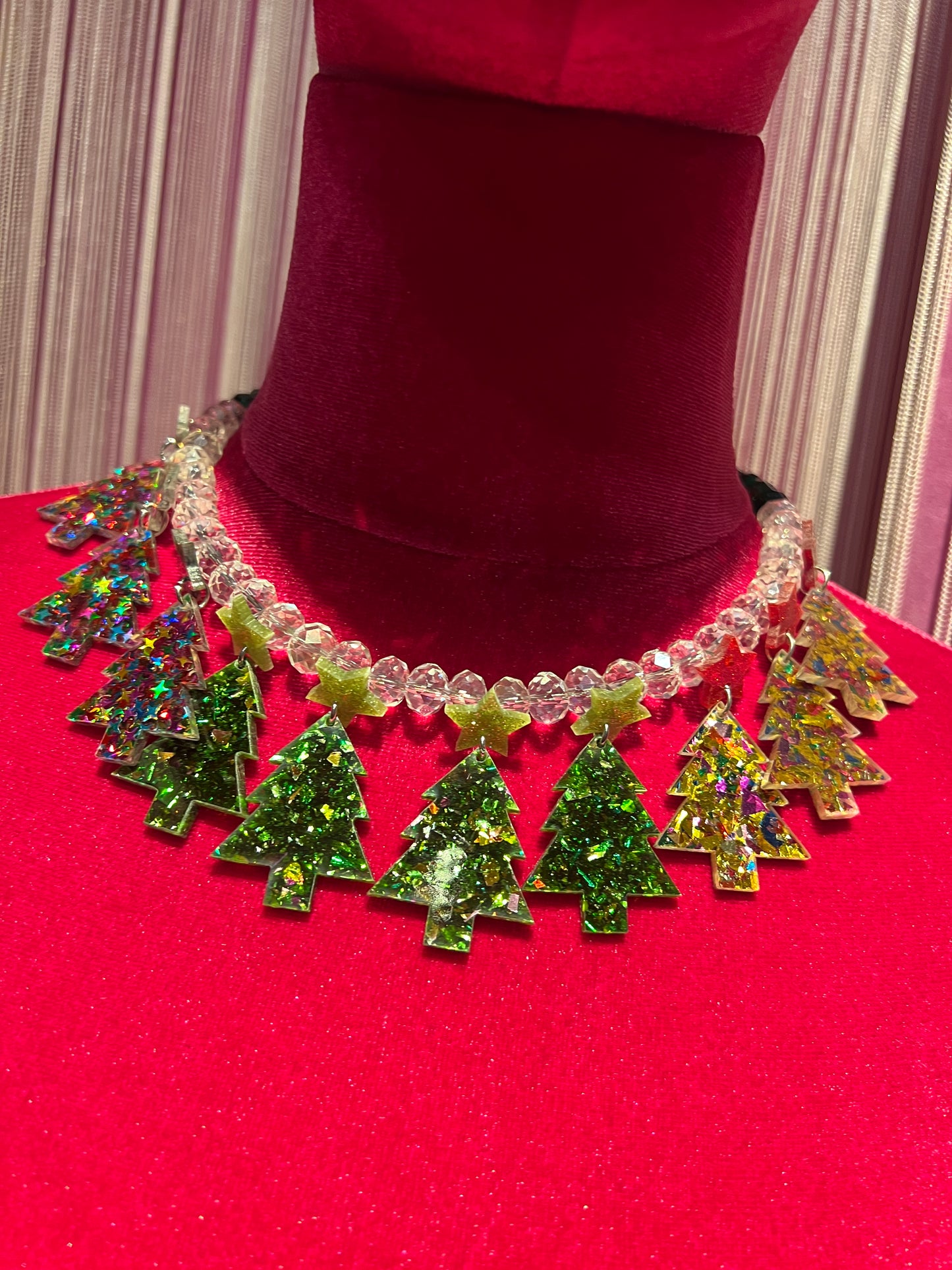 Sereku collana girocollo cristalli chiari e verdi con alberi di Natale pendenti