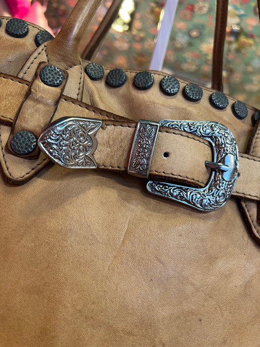 Love & roses borsa pelle due manici beige con fibbia argento e borchie argento brunito e tracolla (la pelle utilizzata è naturale, la disomogeneità del colore e della grana sono caratteristiche intrinseche della materia prima