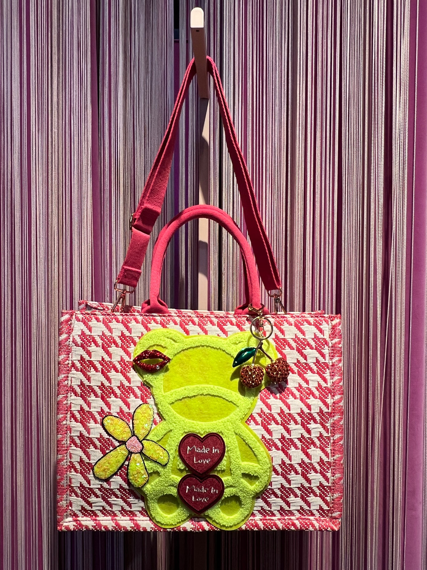 Borsa in tessuto -50%con tracolla pied de poule bianco e fucsia , charms , spilla e patch