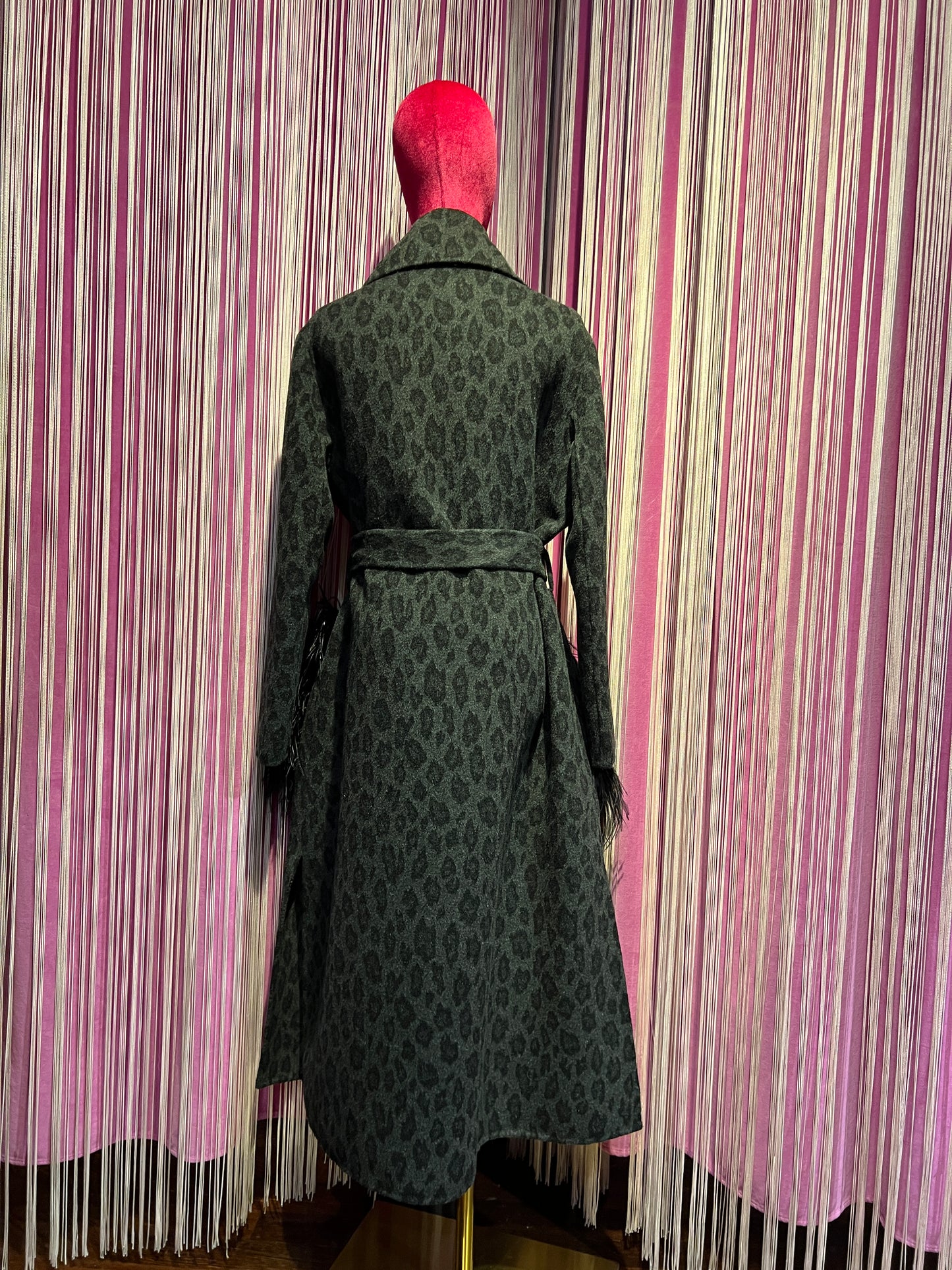 11 love is glamour cappotto fantasia leopardata grigia con tasche patch e piume