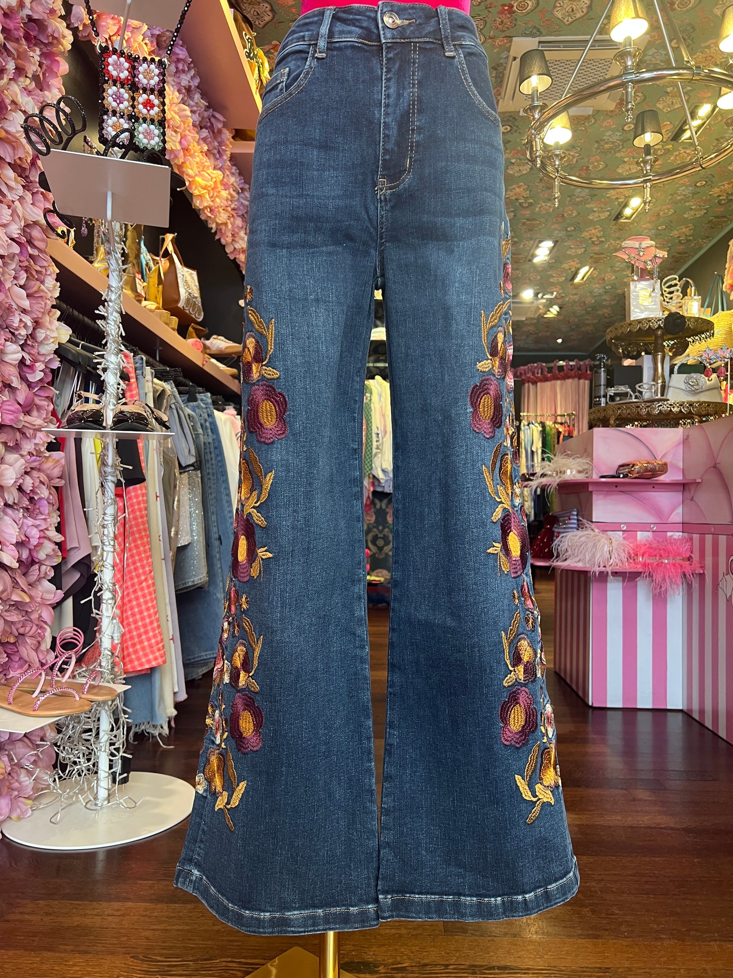 Mon amour Paris jeans a zampa in denim molto elasticizzato con ricami floreali