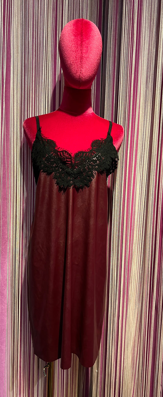 Mon amour Paris -20% di sconto abito ecopelle sottoveste burgundi con pizzo nero a bretellina