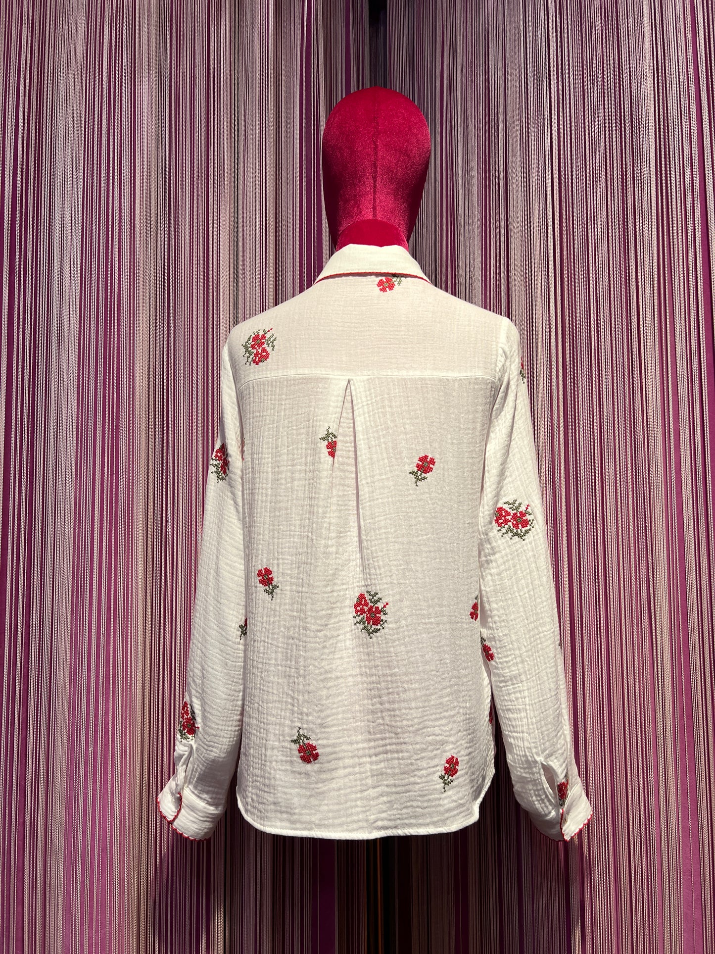 Mon amour Paris camicia cotone bianca con ricami floreali rossi e verdi a punto croce