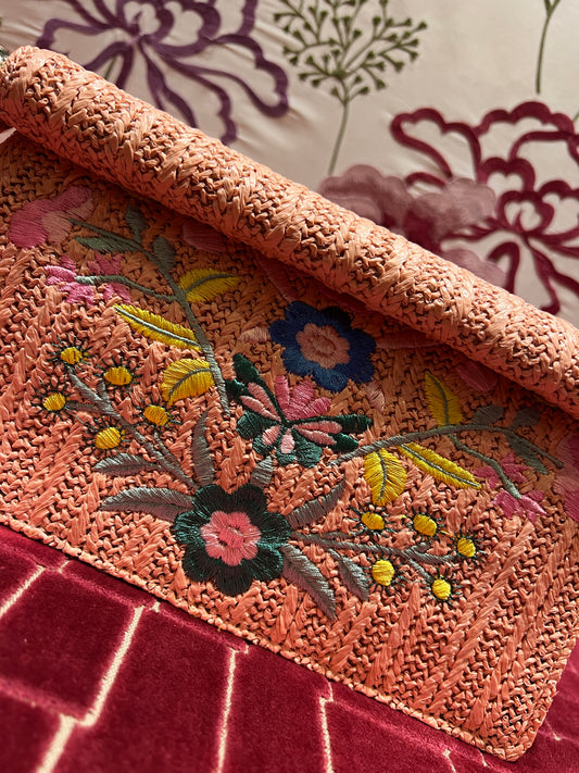 Borsa con tracolla in rafia ed ecopelle, ricami floreali e chiusura magnetica ,colore rosa cipria