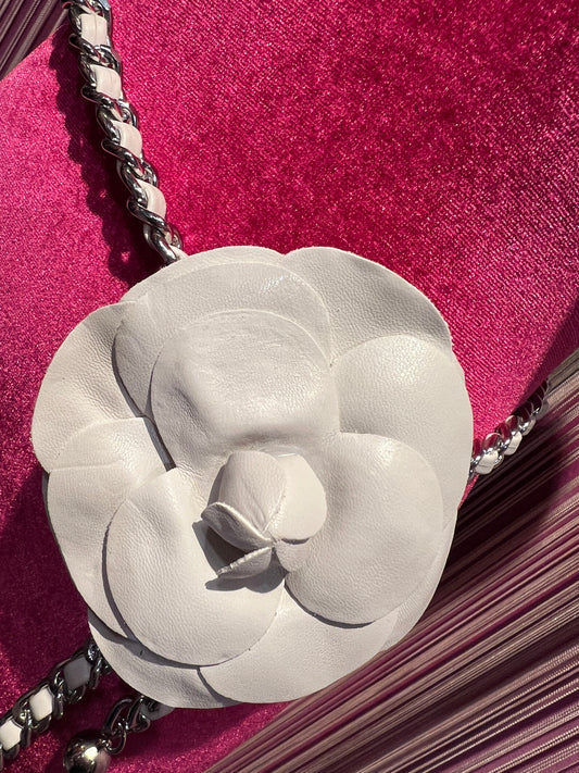 Cintura/ collana camelia bianca con catena argentata regolabile