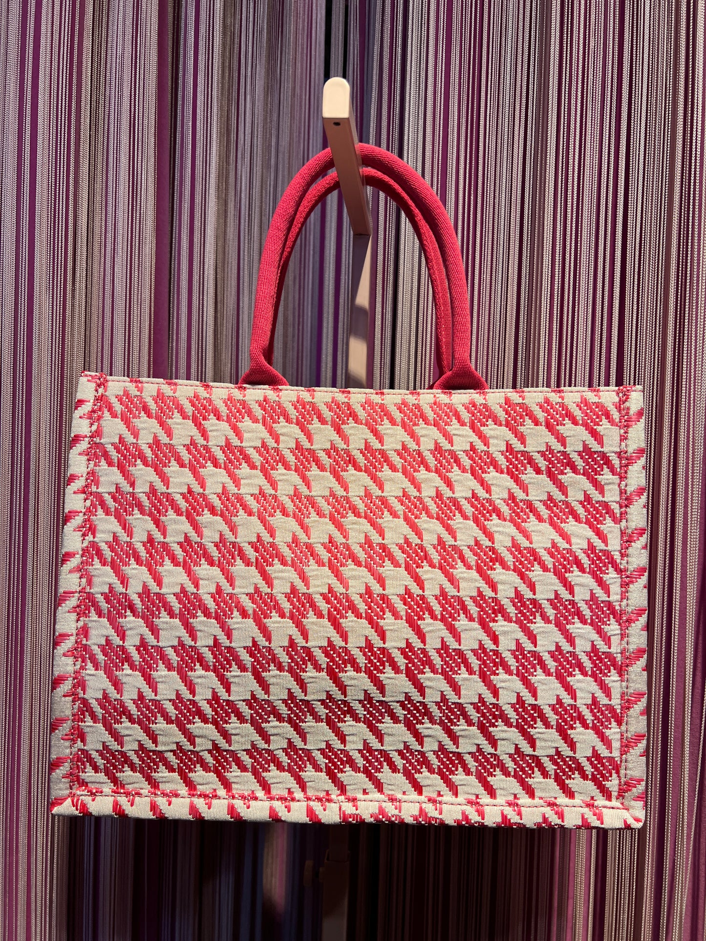 Borsa in tessuto -50%con tracolla pied de poule bianco e fucsia , charms , spilla e patch