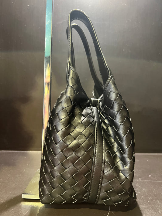 Borsa ecopelle nera con lavorazione ad intreccio e tracolla