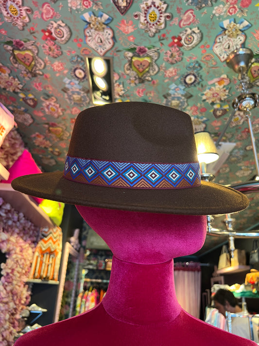 Love & roses cappello cioccolato con motivo jacquard geometrico