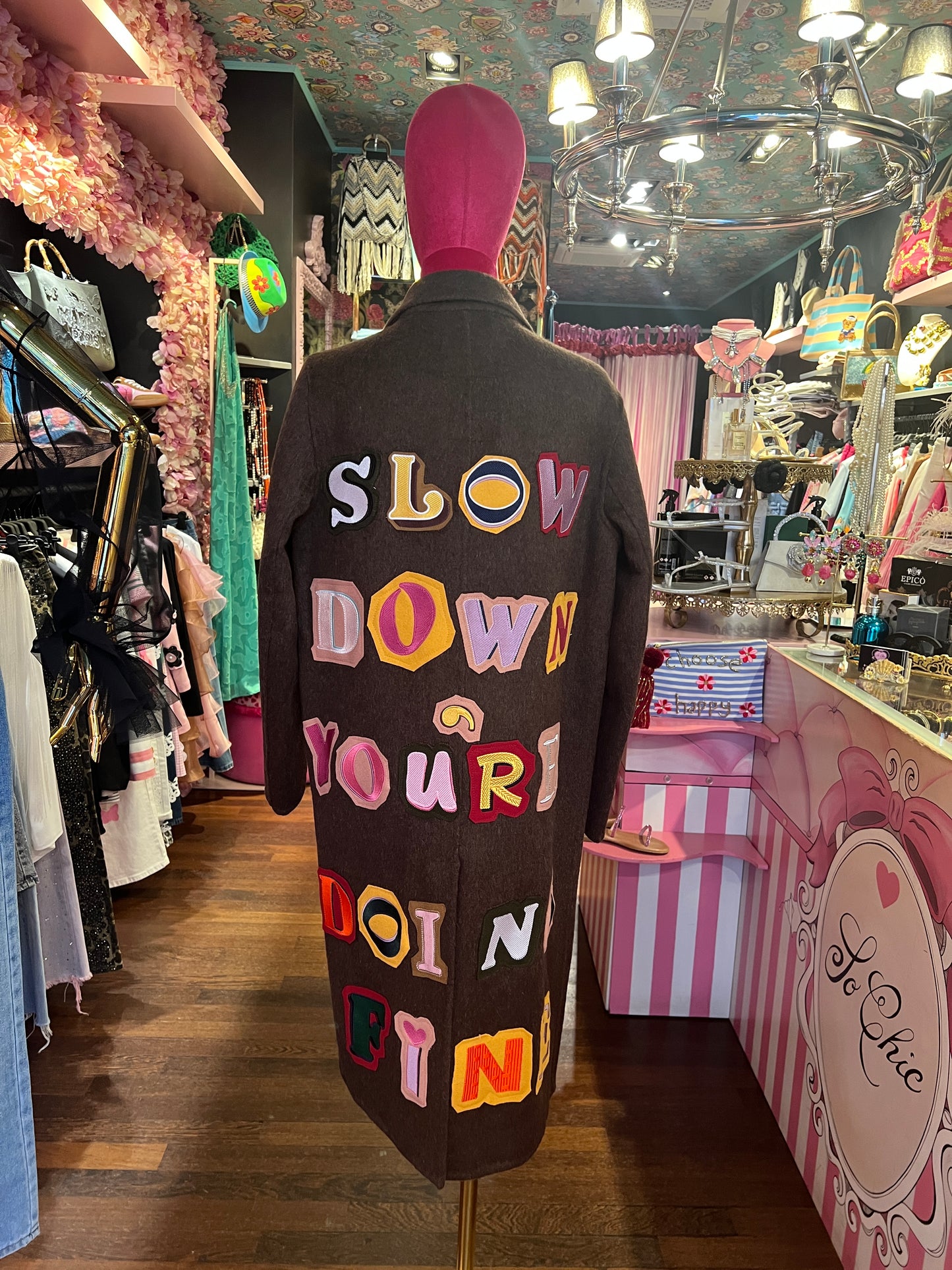 Front street cappotto lana cioccolato con scritta patch “ Slow down you’re doing fine” dietro