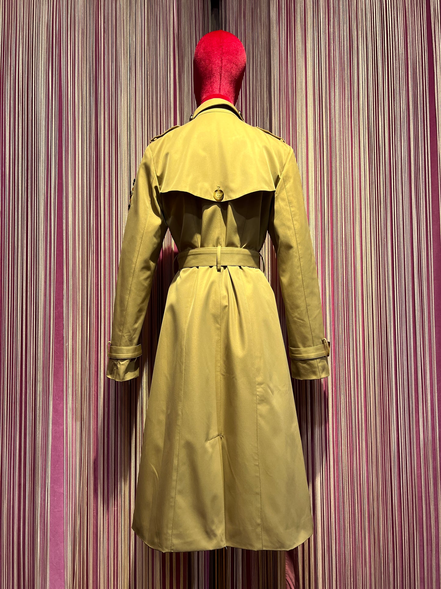 The room trench con applicazioni pietre