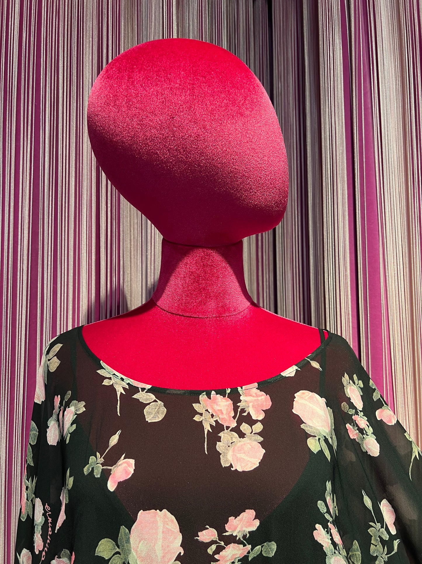 Ermanno Scervino abito lungo fantasia fondo nero con rose rosa manica baloon
