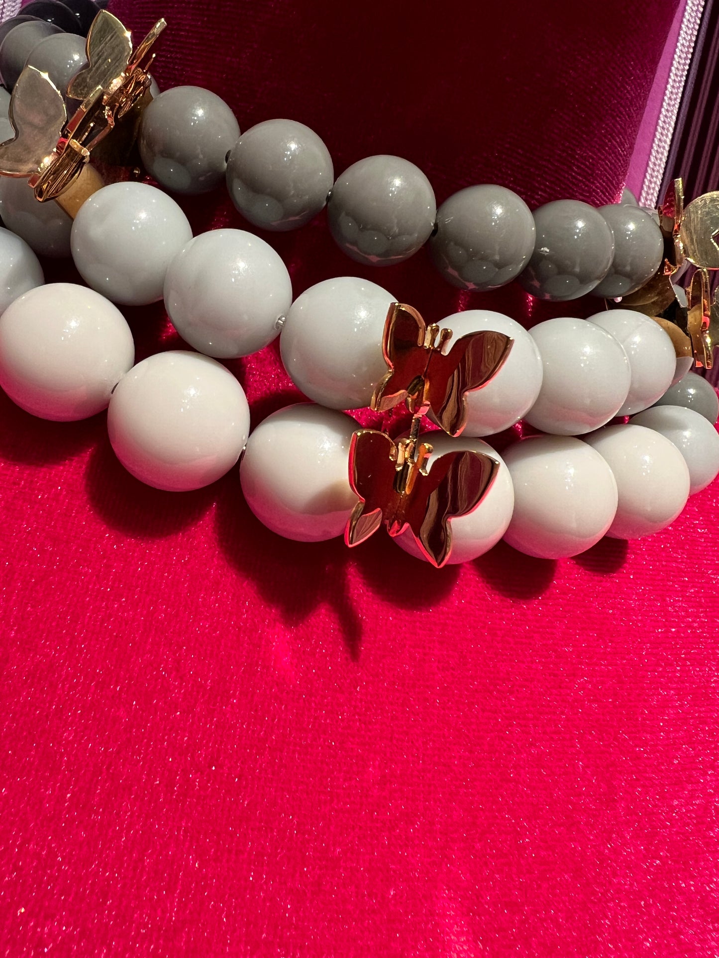 Choker a tre fili farfalle bronzo placcate oro sfere plexiglas grigio sfumato