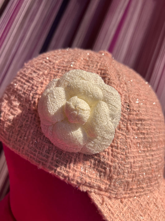 Cappello con visiera rosa tessuto tweed con lurex argento , regolabile e camelia panna rimovibile