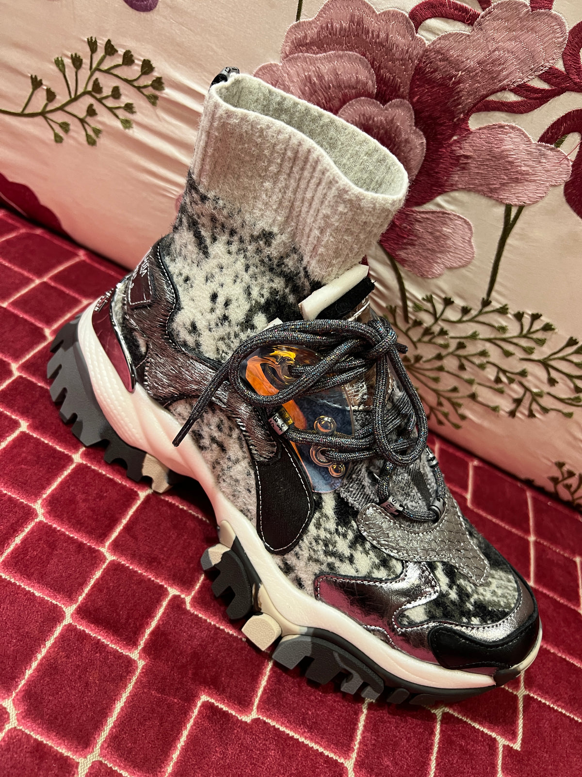 Joia Paris sneaker con calzino ,dettagli animalier effetto cavallino e inserti metallici