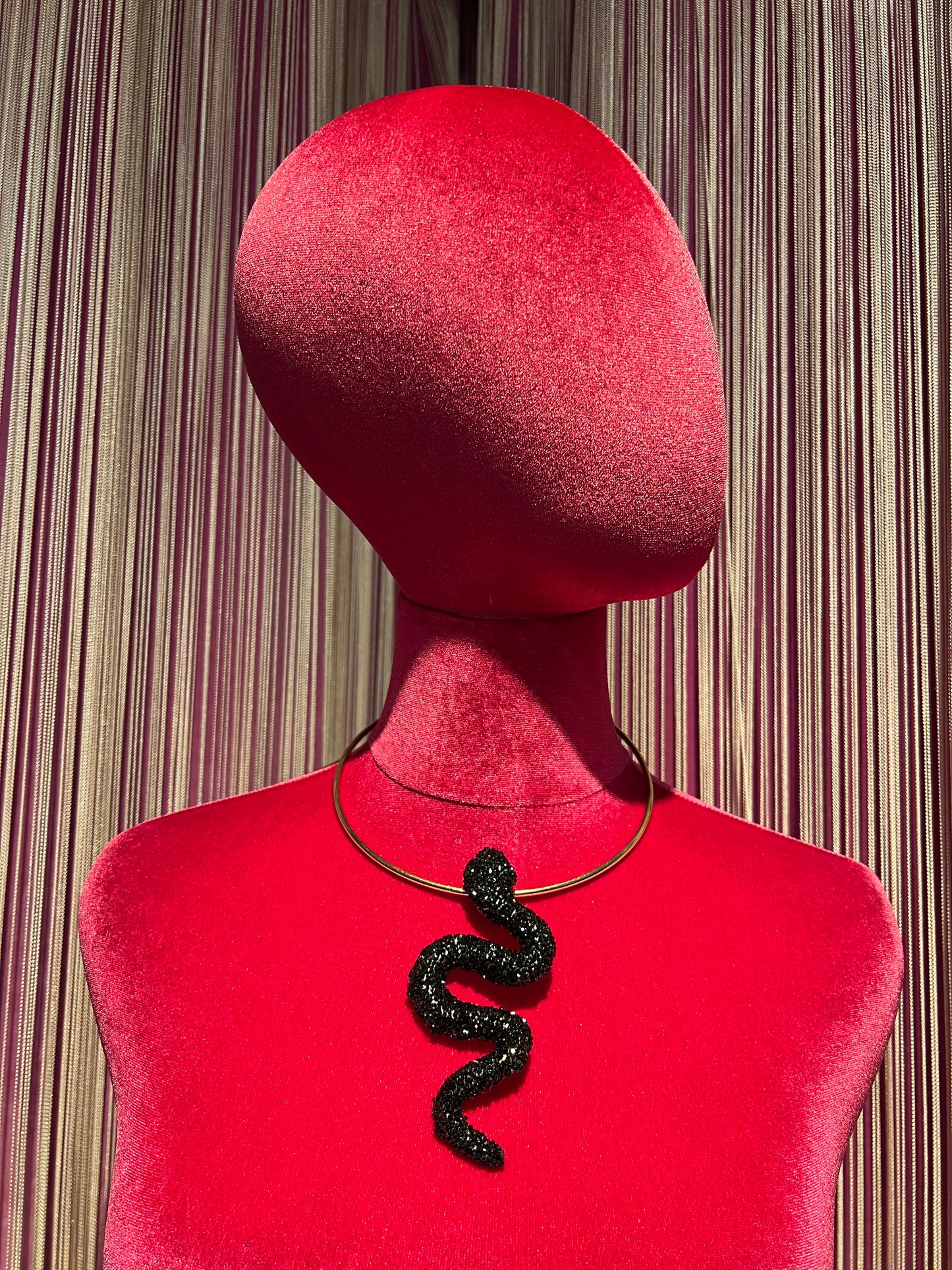Collarino rigido oro con serpente nero