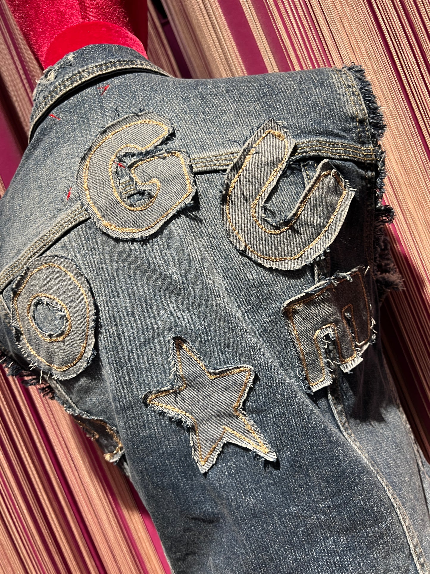 History Repeats gilet jeans con applicazione stelle e cuori scritta dietro Vogue