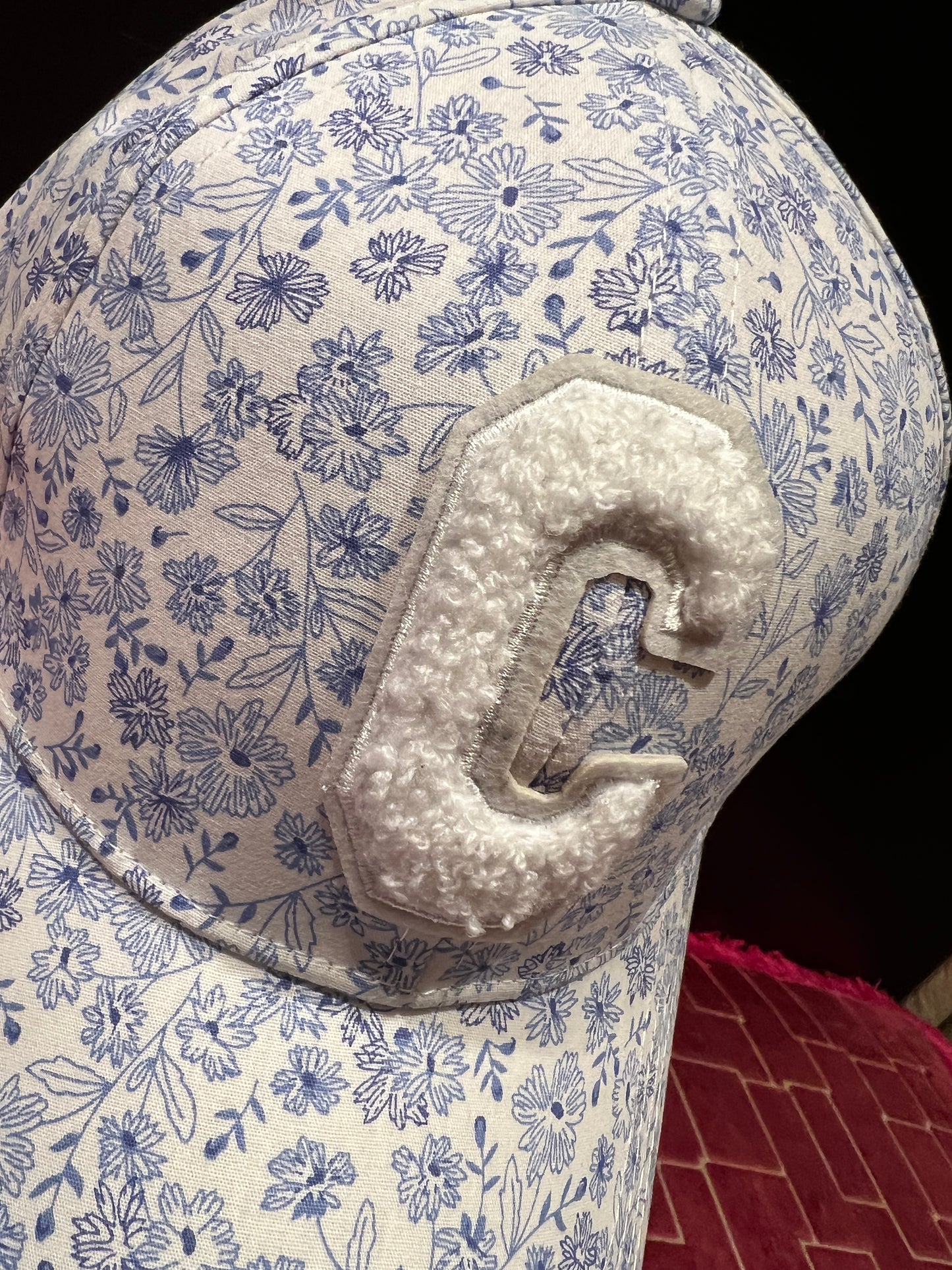 Cappello cotone regolabile con visiera fantasia floreale blu su fondo bianco, C bianca