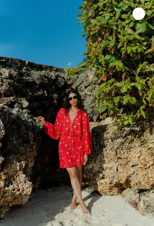Sundress abito corto rosa acceso motivi geometrici ondulatori e stampe glitterate dorate a forma di sole bottoni dorati a forma di sole