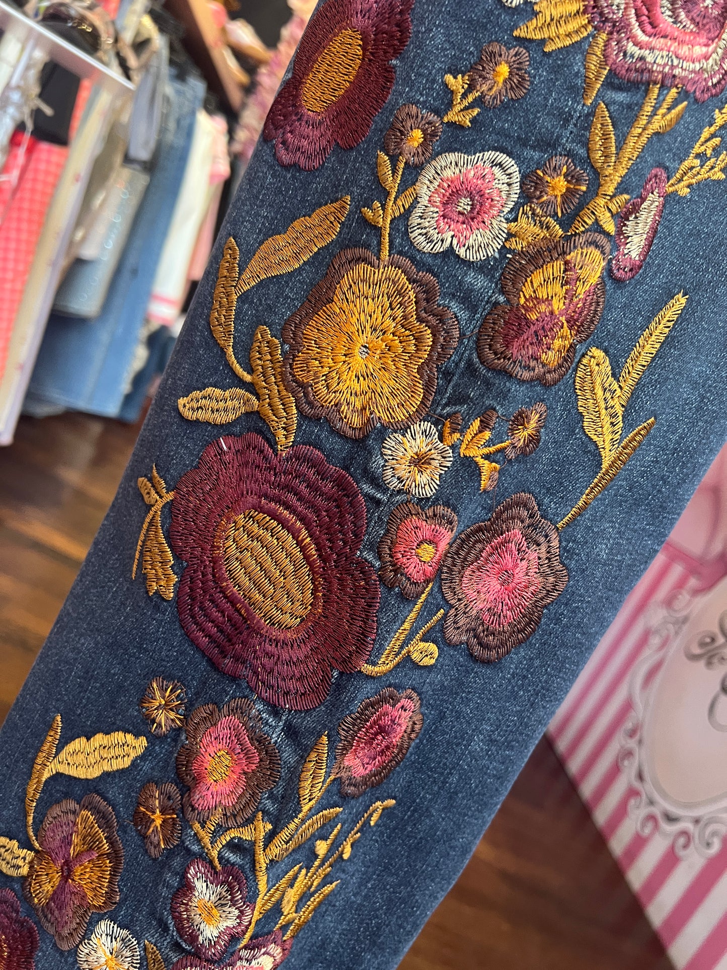 Mon amour Paris jeans a zampa in denim molto elasticizzato con ricami floreali