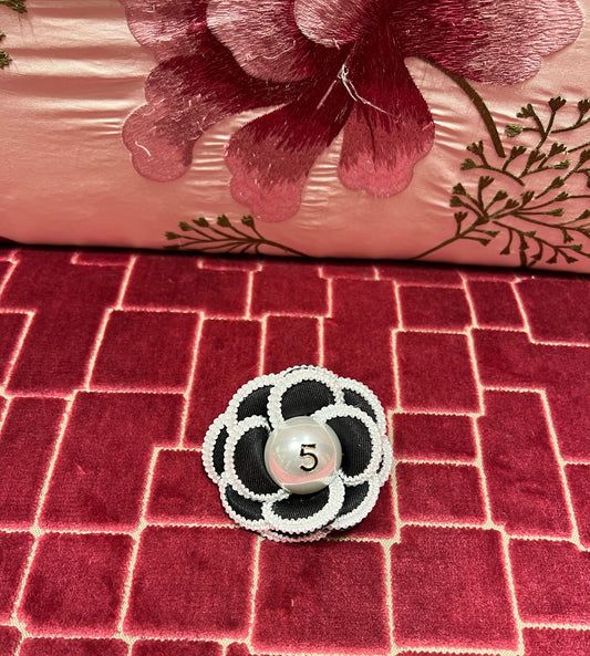 Spilla camelia fondo nero con perla centrale numero 5