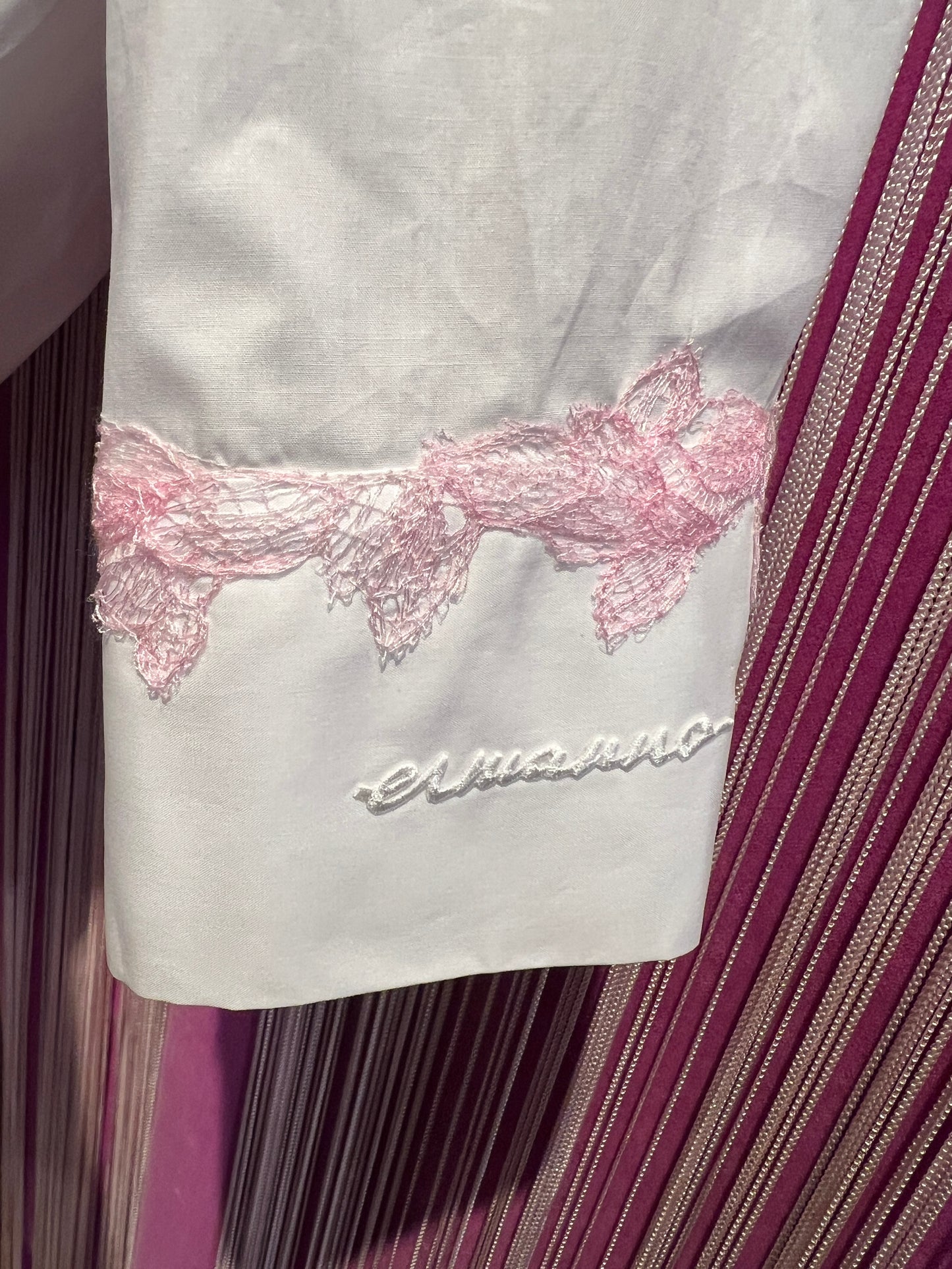 Ermanno Scervino camicia bianca con pizzo rosa fiocco posteriore
