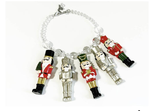 Sereku collana girocollo cristallo maxi chiaro con pendenti a forma di soldatini schiaccianoci in resina