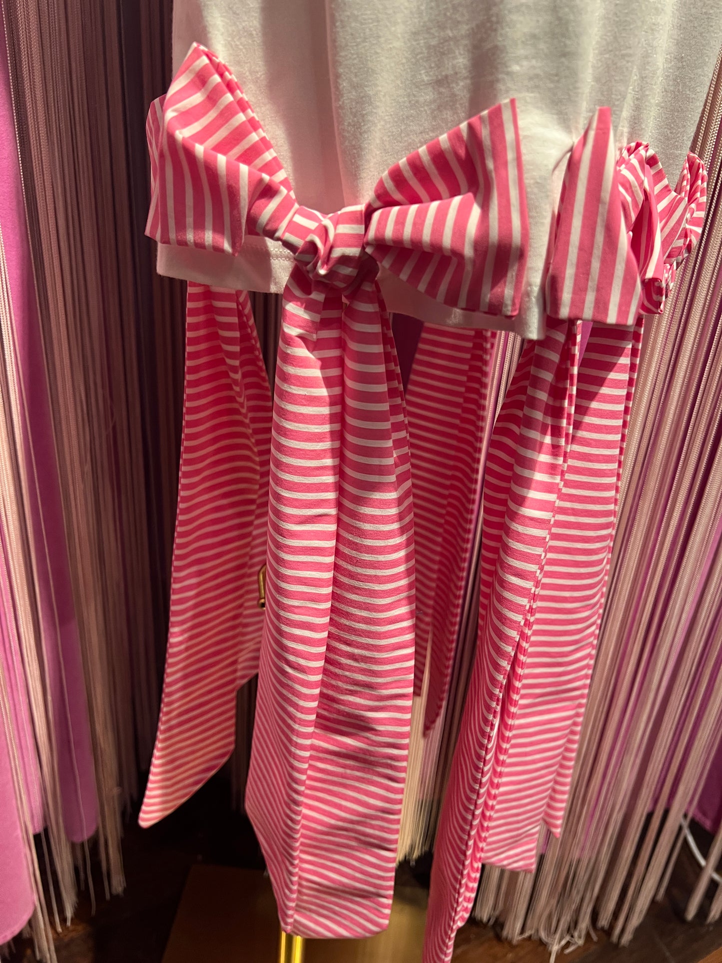 Gina Gorgeous t shirt lunga bianca con fiocchi rosa e bianchi a righe Tullia