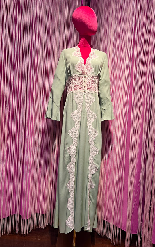 Pink memories abito lungo verde salvia con pizzo a contrasto